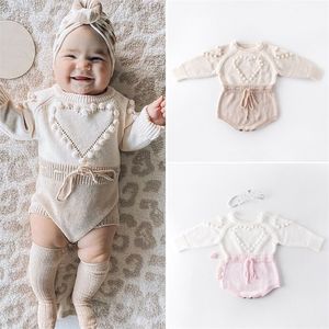 Güzel Kalp Bebek Kız Bebek Örme Giysiler Aşk Romper Tulum Bodysuit Kıyafet Sonbahar Kış yün örme kazak bodysuits 220622