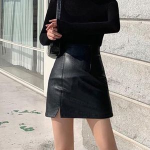 Saias 2022 Mulheres Cintura Alta Sexy Black Faux Leather Curto Mini Slim A-Line Skirt Split ASSYMÉTRICO BEM BASTE Pacote Hip Sólido Streetwear