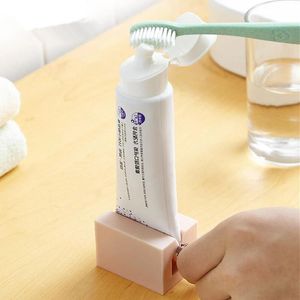 Домашняя пластиковая зубная паста Скверночная трубка Легкая дозаторская холлик для ванной комнаты для очистки зубов