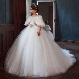 Vestidos brancos para meninas de flor fofa de renda de tule babados apliques lantejas de lantejoulas de tampa de tampa bateau pescoço com botão de aro de aro de xale personalizado feito sob medida