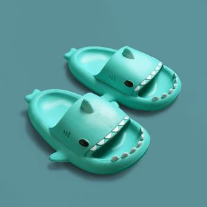 1 çift/2 adet 2022 Yaz Yeni Çocuk Terlik Çocuk Sandalet Bebek Yumuşak Sole Anti-Slip Slip Slip Düz Topuk Plaj Ayakkabıları Erkek Kızlar Karikatür köpekbalığı Açık Terlik