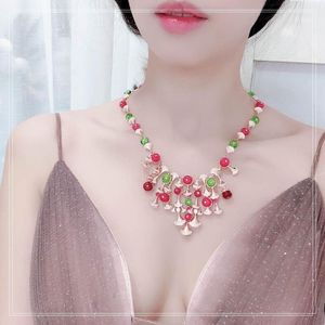 Подвесные ожерелья модная тенденция высокий темперамент красно -зеленый ожерелье Женщины банкетные вечеринка качество бренд оптовые украшения розовое золото уникальное