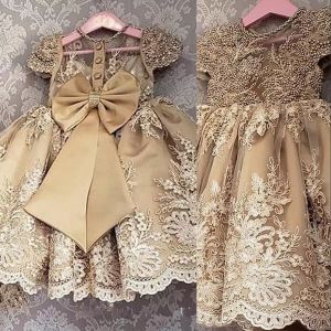 2022 Altın Şampanya Çiçek Kızlar Elbise Mücevher Boyun Kapağı Kollu Prenses Dantel Aplikler Kristal İnciler Kat Uzunluğu Yay Çocuk Kız Pageant Elbise Doğum Günü