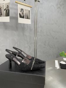 2022 İpek İpek Elle Kabul Edilmiş Rhinrhine-Back Topuk Sandalet Zinciri Dahili döküm işlemi ile her ayakkabının rahat ve deforme olmamasını sağlamak için çelik çekirdeği