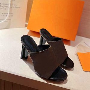 Luxurys tasarımcıları sandalet kadın elbise ayakkabıları en kaliteli yüksek topuklu koyun derisi flip flops nappa rüya kare terlik kutu