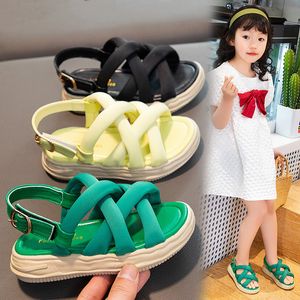 Moda Kız Sandalet 2022 Yaz Yeni Çocuk Ayakkabıları Kadın Çocuklar 4-14 yaşında düz renkli yumuşak alt kaymaz plaj ayakkabıları