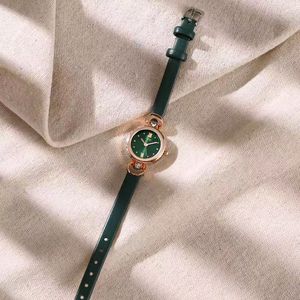 Роскошные женские женские часы дизайнерские водонепроницаемые корейский стиль простые ретро -легкие нишевые тенденция темперамент дамский ремешок из нержавеющей стали женщины и девочка часов