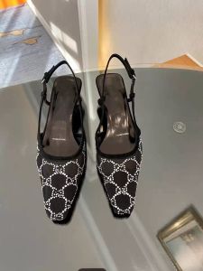 2022 Sandálias femininas tipo sandálias pump Aria sling back são apresentadas em malha preta com motivo de cristais cintilantes Fecho de fivela nas costas