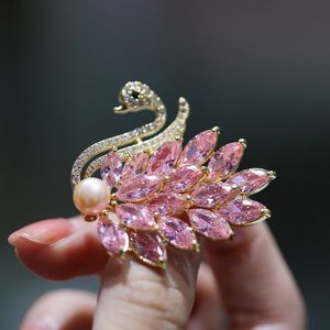 Tasarımcı Kadınlar Broş Moda Takım Elbise Inci Broşlar Kadın için Renkli Korsaj Lady Swan Pin Vintage Zarif Elbise Kaplama 18 K Altın Pins Severler Hediye