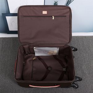 Женщины путешествуют чемодан с большой пропускной способностью перенести багаж