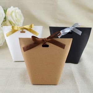 100pcs kraft kağıt üçgen hediye sargısı çantalar evlilik yıldönümü parti çikolatalı şeker kutusu benzersiz ve güzel tasarım 3colors