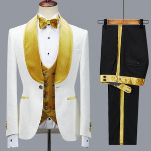 Yeni Moda Beyaz Jakarlı Damat Smokin Altın Sarı Kadife Şal Yaka Groomsmen Erkek Gelinlik Mükemmel Adam Ceket Blazer 3 Parça Takım (Ceket + Pantolon + Yelek + Kravat) 26