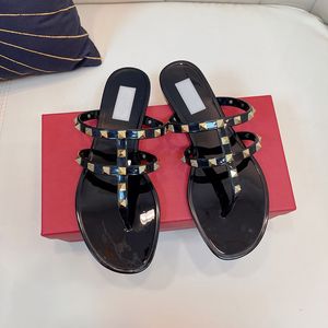 Kadın Kırmızı Siyah Yay Parmak arası Terlik Kaliteli Sandalet Yaz Plaj Perçinli Parmak arası Terlik Moda Rahat Düz Tabanlı Çivi Ayakkabı Ile Kutu Boyutu EU35-EU40 NO352