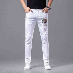 Beyaz pamuklu kot erkekler Kore versiyonu küçük ayak ince fit uluslararası üst düzey marka ışık lüks nakış