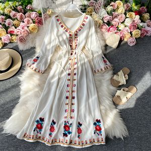 Летний новый дизайн женский V-образный вырезок Bohemia Flare с длинным рукавом вышивка цветы эластичная талия макси длинное платье