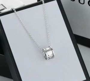 Письмо бренда Трехмерные полые подвесные ожерелья ретро серебро для мужчин и женщин.