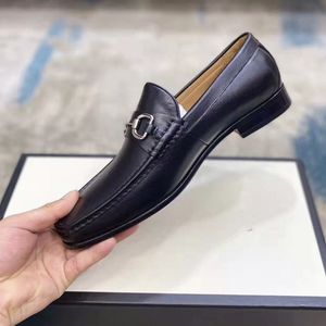 Роскошные названия дизайна обувь мужские лоферы мужская одежда для мужской туфли Horsebit Metal Bugle Письма с печати замшевой бархатной свадебной обуви