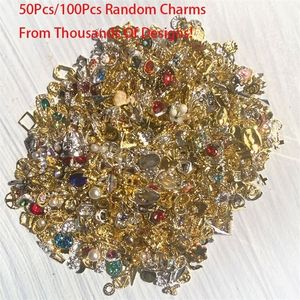 50100pcs tırnak sanat alaşımı 3D rastgele tasarımlar toplu tasarımcı cazibesinde DIY mücevher mücevherleri için kristal toptan satma 220718