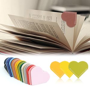 Marcador de página de coração de couro PU Marcador de livro de leitura de canto Acessórios fofos para presentes para amantes de livros