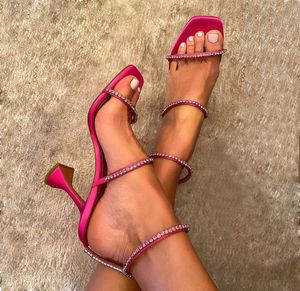 Amina muaddi gül kırmızı sandalet 95mm kristal süslemeli kayış makarası topuklu topuklu kadınlar için yaz lüks tasarımcılar ayakkabı sandalet ziyafet elbisesi kadın ayakkabı