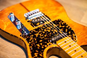 HS Anderson Hohner Madcat Flame Maple Top Amarelo Mad Cat Guitarra Elétrica Leopard Pickguard Red Turtle Binding Vintage Tuners Black Dot Inlay