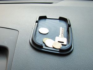 Tappetino antiscivolo per auto universale nuovo di vendita caldo Tappetino antiscivolo in gomma per cellulare Bastone appiccicoso per cruscotto Scaffale per telefono per telefono GPS MP3