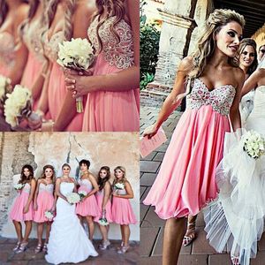 Розовые короткие платья подружки невесты для свадебной вечеринки Линия Милая Аппликация Дорожка на коленях Пляж Свадебные платья невесты