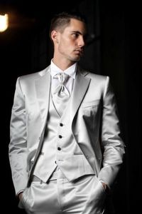 Yeni Varış Groomsmen Notch Yaka Damat Smokin Gümüş Gri Erkekler Düğün / Balo Suits İyi Adam Blazer (Ceket + Pantolon + Yelek + Kravat) A78