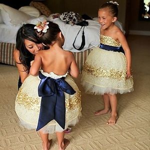 Lovely Baby Short Flower Girl Dresses 2016 Estate senza spalline senza maniche Paillettes Organza Lunghezza al ginocchio Formale Abiti da ballo per feste di nozze per ragazze