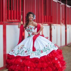 2021 Novo Hite e Vermelho Embroidery Drapejado Quinceanera Vestidos Bola Vestido com Lace-Up Chão Comprimento Prom Festa Debutante Doce 16 Vestidos