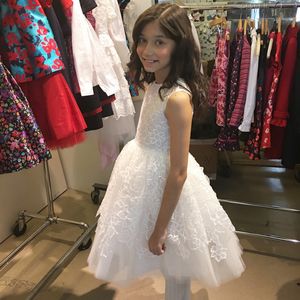 Basit Tasarım Ucuz Çiçek Kız Elbise Dantel Kutsal Komünyon Törenlerinde Diz Boyu Beyaz Elbise Küçük Kız Için
