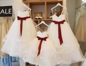 Gerçek Fotoğraflar 2017 Beyaz Fildişi Tül Balo Çiçek Kız Elbise Düğün Için Spagetti Bordo Ile Dantel Up Geri Kanat Custom Made EN111011