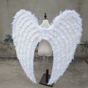 büyük boyutlu güzel beyaz melek kanatları Otomobil Fuarı sahne performansı görüntüler Düğün çekim saf el yapımı sahne