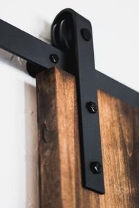 Классическая деревенская антикварная черная деревянная фурнитура для раздвижных дверей сарая, комплект внутренних американских роликовых опорных роликов