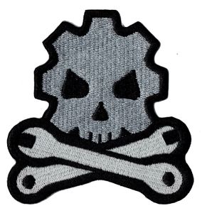 Ferro ricamato dello strumento di osso del cranio economico sull'emblema del giacca della patch Emblema 100% del ricamo applique distintivo 8.7cm * 8cm G0042 Trasporto libero