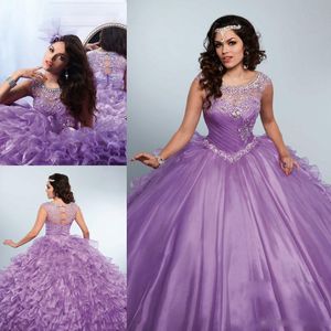 2018 Lila Strass Quinceanera Kleider Bling Jewel Neck Sweet 16 Masquerad Ballkleider Organza Lavendel Kristall Debütantin Ragazza Kleid