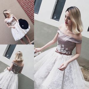 Seksi Kapalı Omuz Kısa Gelinlik Modelleri 2017 Saten Ve Beyaz dantel Diz Boyu Abiye giyim Korse Geri Homecoming Parti Elbise