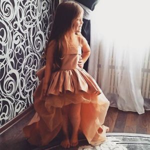 Sevimli Şampanya Yüksek Düşük Çiçek Kız Elbise Büyük Yay Ile Spagetti Saten Ve Tül Kız Pageant Törenlerinde Ruffles Bebek Doğum Günü parti Elbise