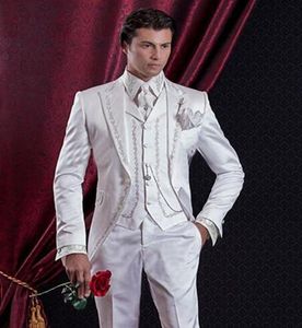 Özel 2017 Barok Tarzı Damat Smokin Sağdıç Sağdıç Takım Elbise Akşam Elbise Nakış Beyaz Mans Düğün için Suits (Ceket + Pantolon + Yelek)