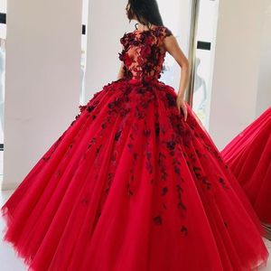Kırmızı Balo Quinceanera Elbiseler 3D Çiçek Aplike Cap Sleeve Abiye giyim Kabarık Tül Balo Elbise Dubai Akşamları Ücretsiz Petticoat Giymek