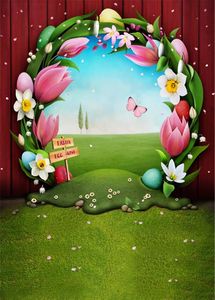 Paskalya Yumurta Avı Fotoğraf Arka Planında Kırmızı Ahşap Duvar Çiçek Kemerli Kapı Bahar Çiçekleri Kelebek Yeşil Otlak Bebek Yenidoğan Arka Plan