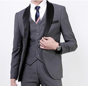 Ucuz Ve Güzel Şal Yaka Groomsmen Gri Bir Düğme Damat Smokin Erkek Takım Elbise Düğün / Balo / Akşam Yemeği En Iyi Adam Blazer (Ceket + Pantolon + Kravat + Yelek)