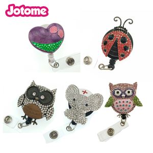 10 adet sevimli emaye rhinestone hayvan şekli Ladybug Elephant Eagle Retractable Id rozeti, öğrenci hemşire doktoru suplier için