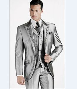 Yakışıklı Nakış Zirve Yaka Gümüş Gri Düğün Damat Smokin Erkekler Takım Elbise Düğün / Balo / Akşam Yemeği Adam Blazer (Ceket + Kravat + Yelek + Pantolon) 00123