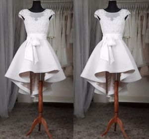 Bir çizgi Yaylar Aplike Eve Dönüş Kokteyl Parti Elbise saten Beyaz Kısa Gelinlik Modelleri Bateau Şeffaf Boyun Cap Kısa Kollu Yüksek Düşük Tasarımcı