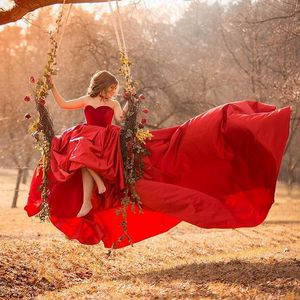 Varış Uzun Yeni Kırmızı Bir Çizgi Prom Elbiseleri Tatlım Piller Ruffles Court Tren Resmi Gece Elbise Parti Gowns Wear Wear