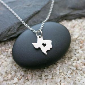 10 Umrisse Liebe herzförmige Texas Karte Anhänger Halskette American TX City Caring Geography Heimatstadt glückliche Frau Mutter Männer Familie Geschenke Schmuck