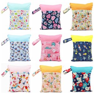 Fralda sacos impressos bolso Nappy Bags Duplo bolso pano Handle Wetbags reutilizável Wet Dry Bags Últimas 37 Designs DHW3123 Atacado