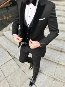 Nuovo design One Button nero smoking dello sposo Peak velluto con revers Groomsmen abiti uomo da sposa / Prom / Cena Blazer (Jacket + Pants + Vest + Tie) K215