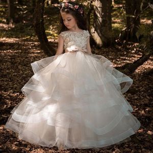 Zarif Şampanya Çiçek Kız Elbise Dantel Aplike Kolsuz Basamaklı Çocuklar için Pageant Törenlerinde Kutsal Communion Elbiseler